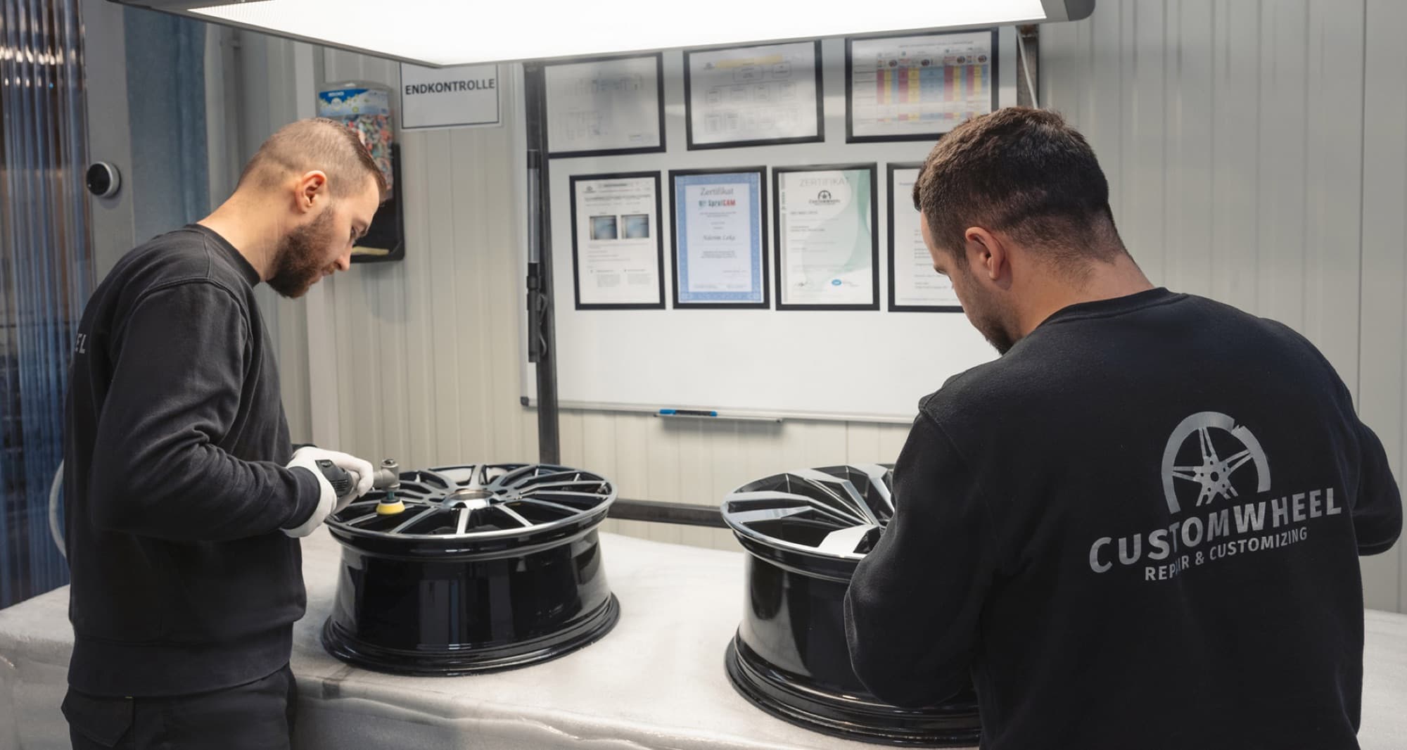 Customwheel-Techniker prüfen eine frisch beschichtete Felge