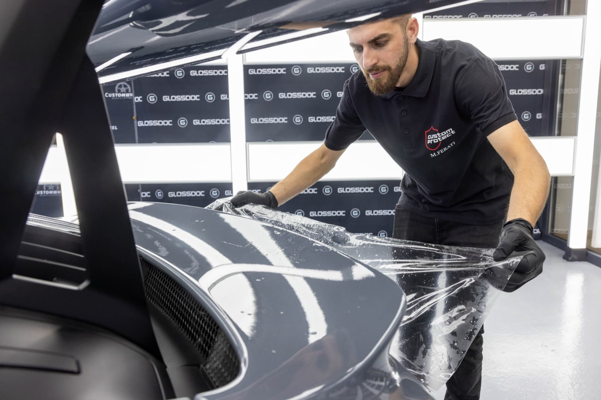 Lackschutzfolie wird am Heck eines Porsche 911 GT3 RS aufgezogen