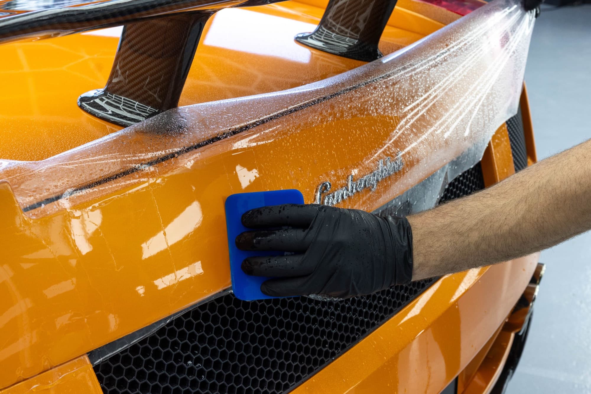 Lackschutzfolie an einem orangefarbenen Lamborghini