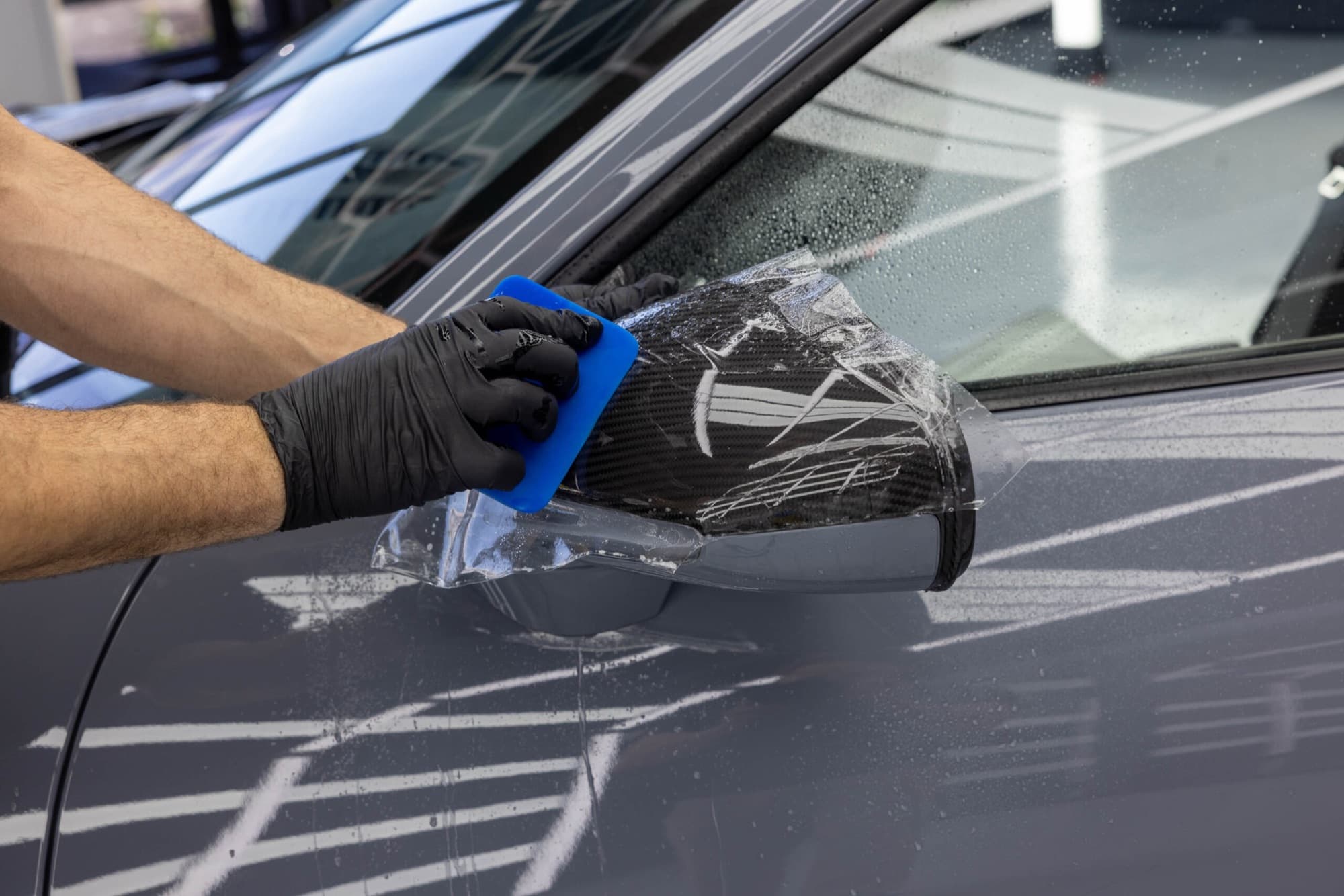 Lackschutzfolie am Außenspiegel eines Porsche